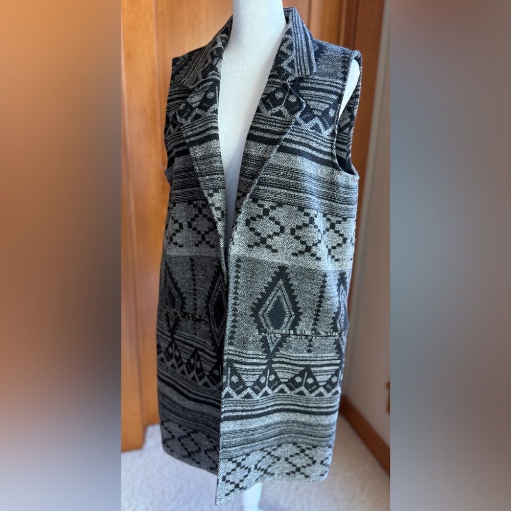 Artisan Ny Aztec Patterned Black and Gray Cardigan Sweater Vest Longline